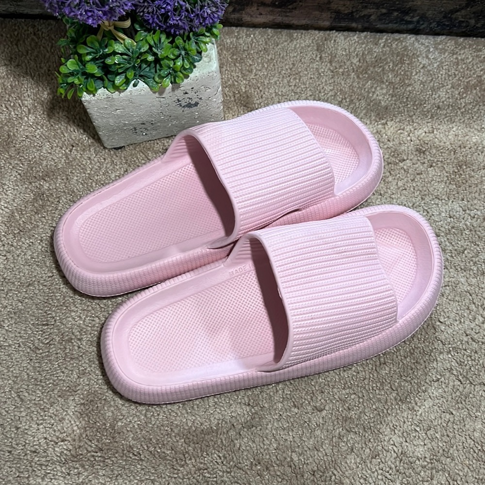 Cloud slippers Sz 42-43